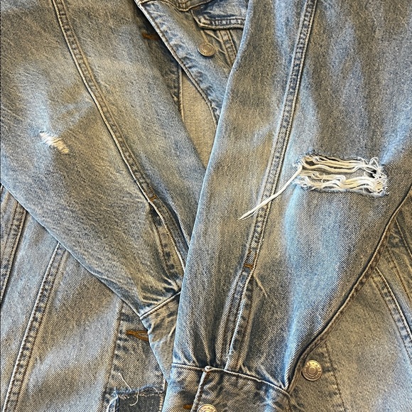 American Eagle Oversized Distressed Denim Jacket Light Wash Boyfriend Trucker - Picture 8 of 11
